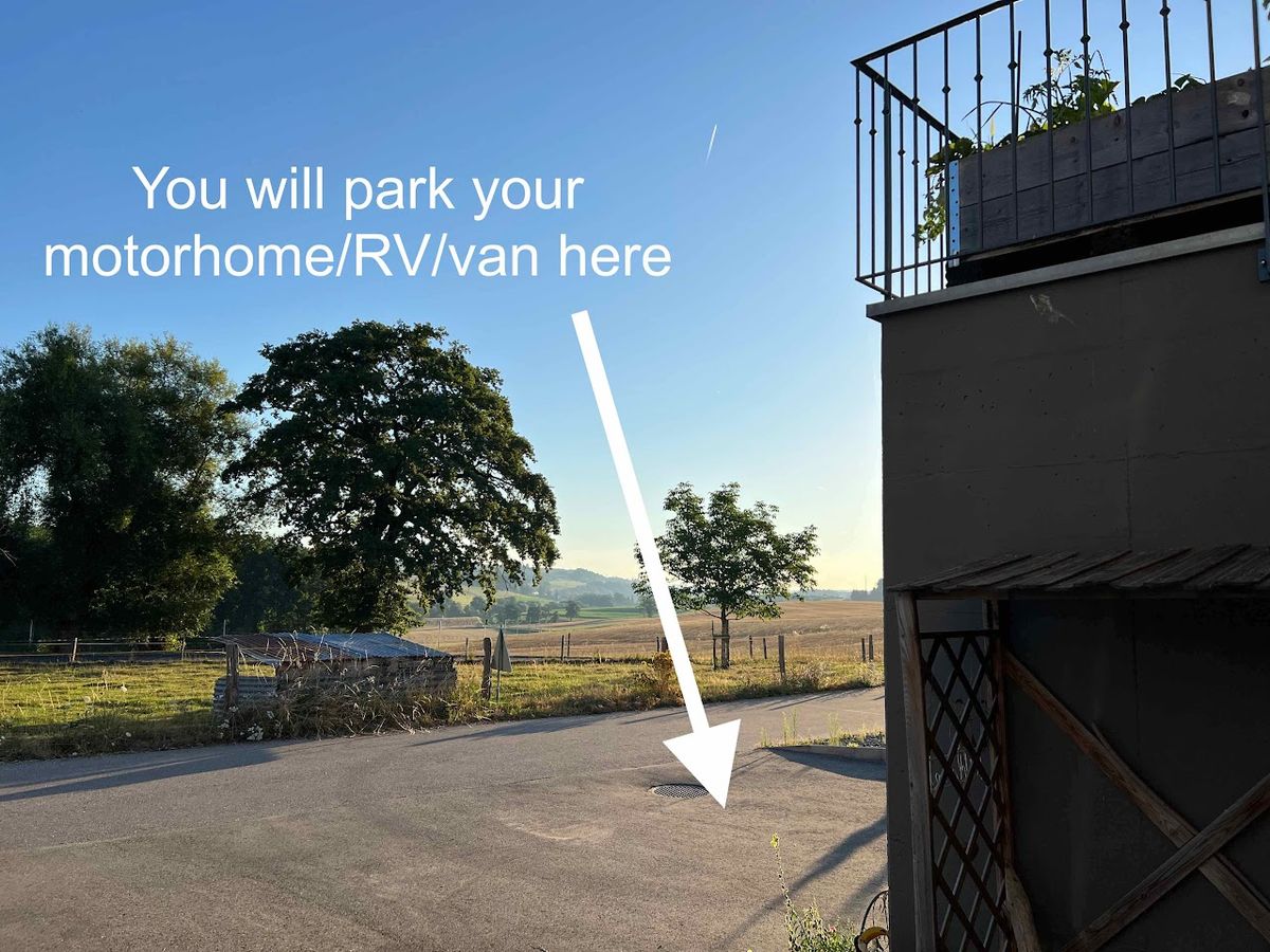 The parking space (9 meters long) au bord d'une impasse, à la campagne