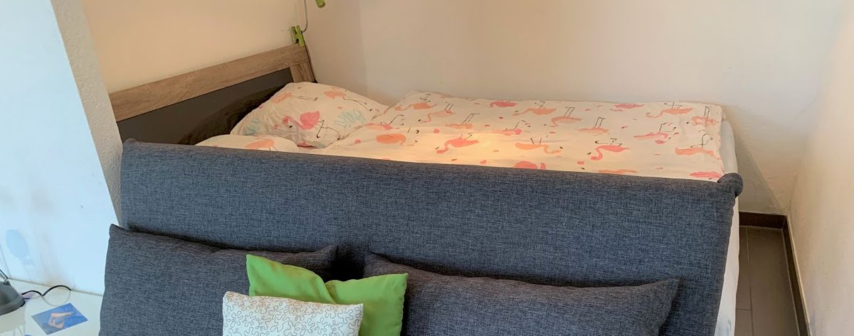 Lit double confortable de 180 cm de large (2 pers.)