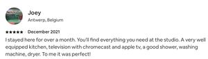 J'ai séjourné ici pendant plus d'un mois. Vous trouverez tout ce dont vous avez besoin au studio. Une cuisine très bien équipée, télévision avec chromecast et apple tv, une bonne douche, lave-linge, sèche-linge. Pour moi, c'était parfait !
