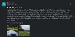 Mon mari et moi avons séjourné avec notre camping-car de 7 mètres chez Cédric et Céline et nous avons apprécié chaque minute. Ils sont tous les deux extrêmement gentils et vous aident pour tout ce dont vous avez besoin. L'eau et l'électricité sont faciles d'accès et il y a une belle terrasse. Le train est à distance de marche pour se rendre à Fribourg/Berne. Excellent rapport qualité-prix. Nous reviendrons sans hésiter.